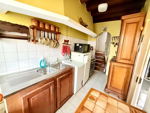 Sur la commune de Mouy, avec commodités accessibles à pieds, je vous propose cette maison de ville, à rénover.
Munie d'une agréable pergola pour profiter confortablement de l'extérieur, le bien offre 50m² à mettre au goût du jour.
Au Rez-de-Chaussée: Entrée sur salon, cuisine ainsi qu'un WC.
A l'étage: Une salle de bain, une pièce pouvant servir de bureau ainsi que deux autres pièces pouvant servir de chambres.
Le bien dispose également d'un jardin NON ATTENANT de 230m² environ.

Maison idéale pour les amoureux de bricolage, les primo accédants ou les investisseurs.