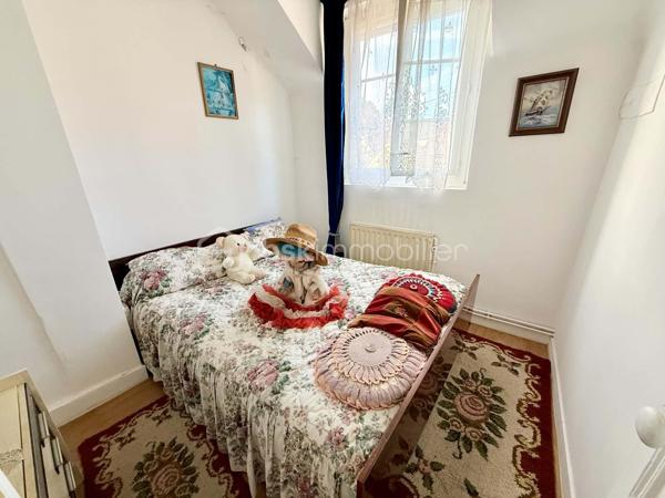 Sur la commune de Mouy, avec commodités accessibles à pieds, je vous propose cette maison de ville, à rénover.
Munie d'une agréable pergola pour profiter confortablement de l'extérieur, le bien offre 50m² à mettre au goût du jour.
Au Rez-de-Chaussée: Entrée sur salon, cuisine ainsi qu'un WC.
A l'étage: Une salle de bain, une pièce pouvant servir de bureau ainsi que deux autres pièces pouvant servir de chambres.
Le bien dispose également d'un jardin NON ATTENANT de 230m² environ.

Maison idéale pour les amoureux de bricolage, les primo accédants ou les investisseurs.