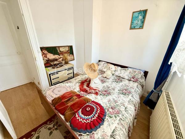 Sur la commune de Mouy, avec commodités accessibles à pieds, je vous propose cette maison de ville, à rénover.
Munie d'une agréable pergola pour profiter confortablement de l'extérieur, le bien offre 50m² à mettre au goût du jour.
Au Rez-de-Chaussée: Entrée sur salon, cuisine ainsi qu'un WC.
A l'étage: Une salle de bain, une pièce pouvant servir de bureau ainsi que deux autres pièces pouvant servir de chambres.
Le bien dispose également d'un jardin NON ATTENANT de 230m² environ.

Maison idéale pour les amoureux de bricolage, les primo accédants ou les investisseurs.