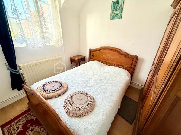 Sur la commune de Mouy, avec commodités accessibles à pieds, je vous propose cette maison de ville, à rénover.
Munie d'une agréable pergola pour profiter confortablement de l'extérieur, le bien offre 50m² à mettre au goût du jour.
Au Rez-de-Chaussée: Entrée sur salon, cuisine ainsi qu'un WC.
A l'étage: Une salle de bain, une pièce pouvant servir de bureau ainsi que deux autres pièces pouvant servir de chambres.
Le bien dispose également d'un jardin NON ATTENANT de 230m² environ.

Maison idéale pour les amoureux de bricolage, les primo accédants ou les investisseurs.