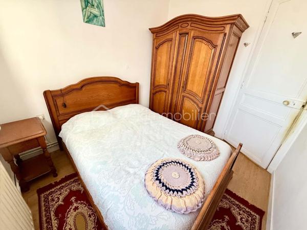Sur la commune de Mouy, avec commodités accessibles à pieds, je vous propose cette maison de ville, à rénover.
Munie d'une agréable pergola pour profiter confortablement de l'extérieur, le bien offre 50m² à mettre au goût du jour.
Au Rez-de-Chaussée: Entrée sur salon, cuisine ainsi qu'un WC.
A l'étage: Une salle de bain, une pièce pouvant servir de bureau ainsi que deux autres pièces pouvant servir de chambres.
Le bien dispose également d'un jardin NON ATTENANT de 230m² environ.

Maison idéale pour les amoureux de bricolage, les primo accédants ou les investisseurs.