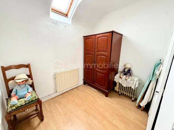 Sur la commune de Mouy, avec commodités accessibles à pieds, je vous propose cette maison de ville, à rénover.
Munie d'une agréable pergola pour profiter confortablement de l'extérieur, le bien offre 50m² à mettre au goût du jour.
Au Rez-de-Chaussée: Entrée sur salon, cuisine ainsi qu'un WC.
A l'étage: Une salle de bain, une pièce pouvant servir de bureau ainsi que deux autres pièces pouvant servir de chambres.
Le bien dispose également d'un jardin NON ATTENANT de 230m² environ.

Maison idéale pour les amoureux de bricolage, les primo accédants ou les investisseurs.