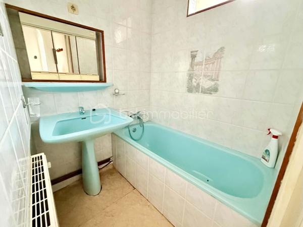 Sur la commune de Mouy, avec commodités accessibles à pieds, je vous propose cette maison de ville, à rénover.
Munie d'une agréable pergola pour profiter confortablement de l'extérieur, le bien offre 50m² à mettre au goût du jour.
Au Rez-de-Chaussée: Entrée sur salon, cuisine ainsi qu'un WC.
A l'étage: Une salle de bain, une pièce pouvant servir de bureau ainsi que deux autres pièces pouvant servir de chambres.
Le bien dispose également d'un jardin NON ATTENANT de 230m² environ.

Maison idéale pour les amoureux de bricolage, les primo accédants ou les investisseurs.