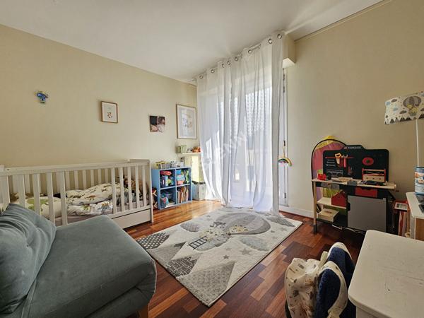 Centre-ville de Puteaux : Appartement de 4 pièces de 82m² avec balcons et cave