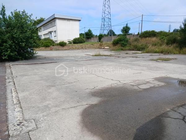 Terrain commercial de 1 200 m²
