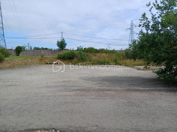 Terrain commercial de 1 200 m²
