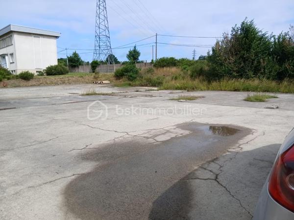 Terrain commercial de 1 200 m²