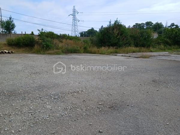 Terrain commercial de 1 200 m²