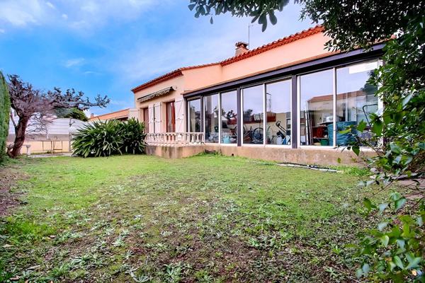 MAISON PLAIN PIED TYPE F4 SUR TERRAIN 3 FACES PISCINABLE AVEC UN GROS POTENTIEL D'AGRANDISSEMENT