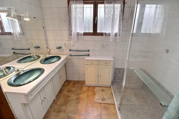 MAISON PLAIN PIED TYPE F4 SUR TERRAIN 3 FACES PISCINABLE AVEC UN GROS POTENTIEL D'AGRANDISSEMENT