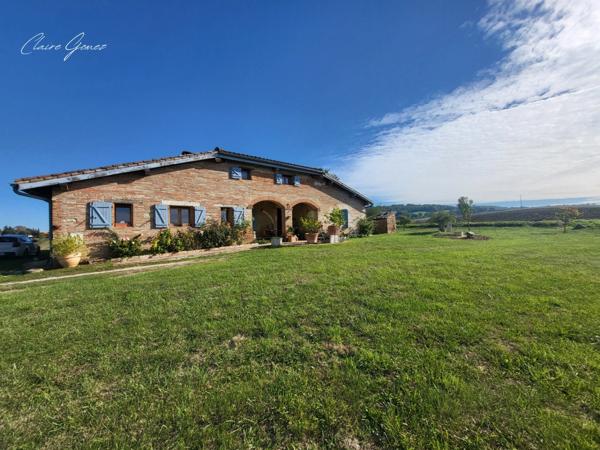 5 MINUTES DE CADOURS – Ferme en brique rénovée de 245 m² avec dépendance et terrain arboré