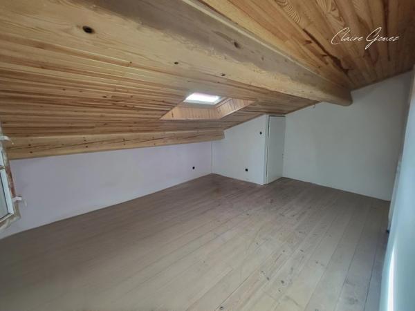 5 MINUTES DE CADOURS – Ferme en brique rénovée de 245 m² avec dépendance et terrain arboré