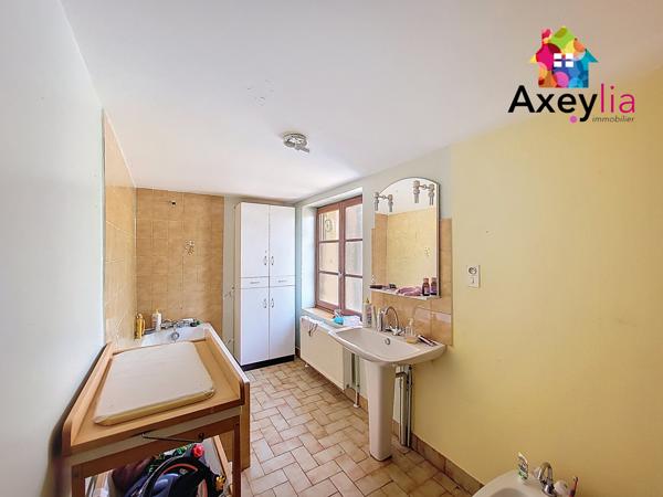 Saint-Hilaire-sous-Charlieu (42190) A VENDRE - ST HILAIRE SOUS CHARLIEU - MAISON A RENOVER, 7 CHAMBRES, TERRAIN ET DEPENDANCES