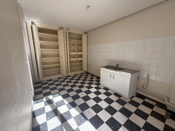 Location                                                      Appartement
                        
                     2 pièces                      90 m2                     à Lodève