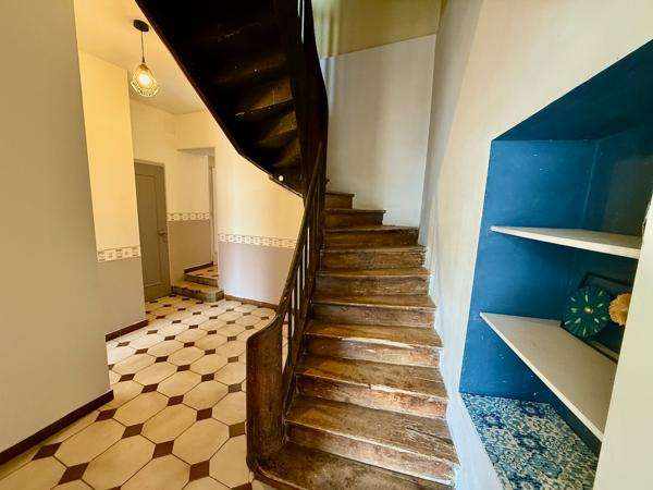 Immeuble de rapport. Vous cherchez un investissement locatif intéressant ? Cet immeuble est pour vous. Il est composé de 3 lots dont 2 loués. Le local en rez-de-chaussée est loué 300€ il mesure plus de 200m2, m'appartement en duplex est loué 450€ depuis , Cancon