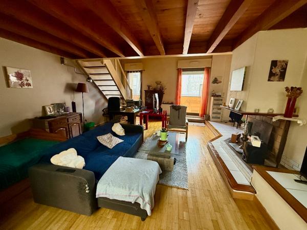 Immeuble de rapport. Vous cherchez un investissement locatif intéressant ? Cet immeuble est pour vous. Il est composé de 3 lots dont 2 loués. Le local en rez-de-chaussée est loué 300€ il mesure plus de 200m2, m'appartement en duplex est loué 450€ depuis , Cancon