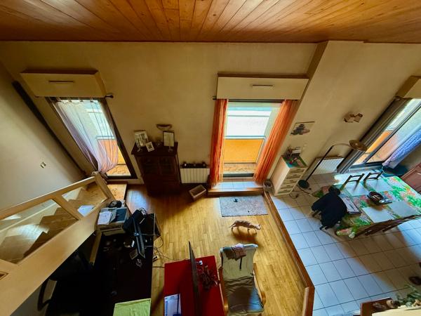 Immeuble de rapport. Vous cherchez un investissement locatif intéressant ? Cet immeuble est pour vous. Il est composé de 3 lots dont 2 loués. Le local en rez-de-chaussée est loué 300€ il mesure plus de 200m2, m'appartement en duplex est loué 450€ depuis , Cancon