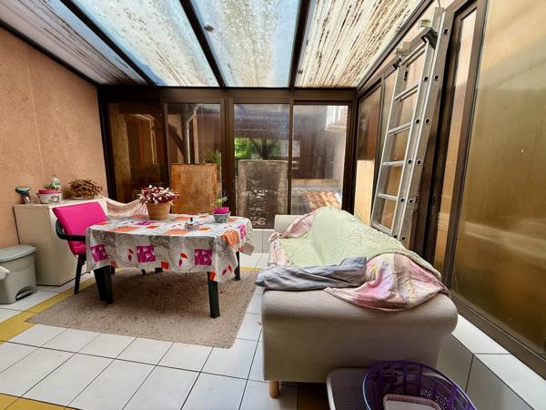 Immeuble de rapport. Vous cherchez un investissement locatif intéressant ? Cet immeuble est pour vous. Il est composé de 3 lots dont 2 loués. Le local en rez-de-chaussée est loué 300€ il mesure plus de 200m2, m'appartement en duplex est loué 450€ depuis , Cancon