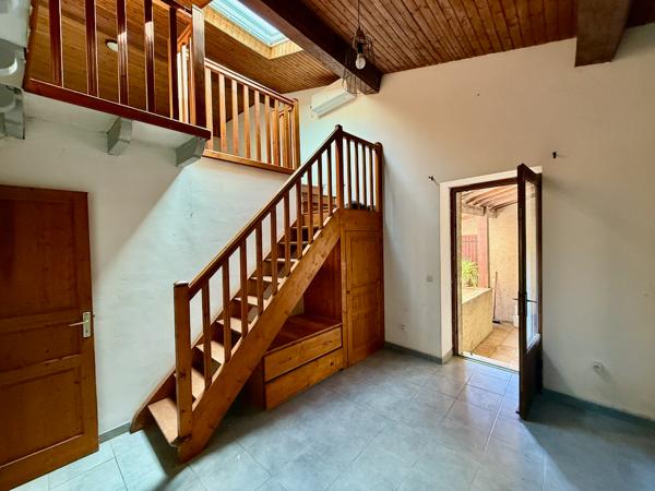 Immeuble de rapport. Vous cherchez un investissement locatif intéressant ? Cet immeuble est pour vous. Il est composé de 3 lots dont 2 loués. Le local en rez-de-chaussée est loué 300€ il mesure plus de 200m2, m'appartement en duplex est loué 450€ depuis , Cancon