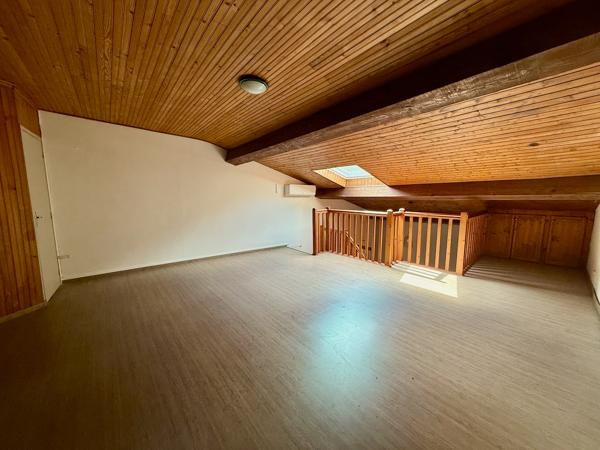 Immeuble de rapport. Vous cherchez un investissement locatif intéressant ? Cet immeuble est pour vous. Il est composé de 3 lots dont 2 loués. Le local en rez-de-chaussée est loué 300€ il mesure plus de 200m2, m'appartement en duplex est loué 450€ depuis , Cancon