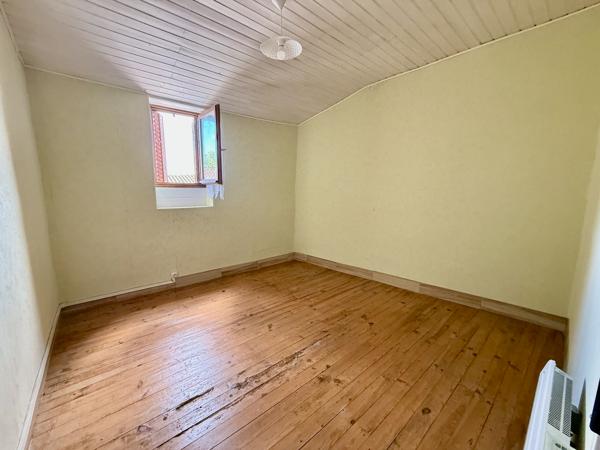 Immeuble de rapport. Vous cherchez un investissement locatif intéressant ? Cet immeuble est pour vous. Il est composé de 3 lots dont 2 loués. Le local en rez-de-chaussée est loué 300€ il mesure plus de 200m2, m'appartement en duplex est loué 450€ depuis , Cancon