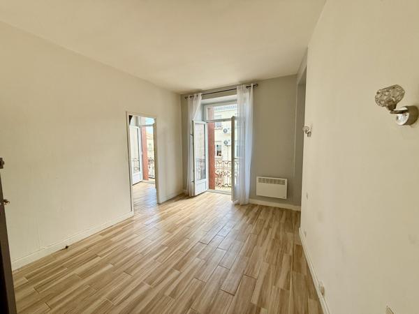 Immeuble de rapport. Vous cherchez un investissement locatif intéressant ? Cet immeuble est pour vous. Il est composé de 3 lots dont 2 loués. Le local en rez-de-chaussée est loué 300€ il mesure plus de 200m2, m'appartement en duplex est loué 450€ depuis , Cancon
