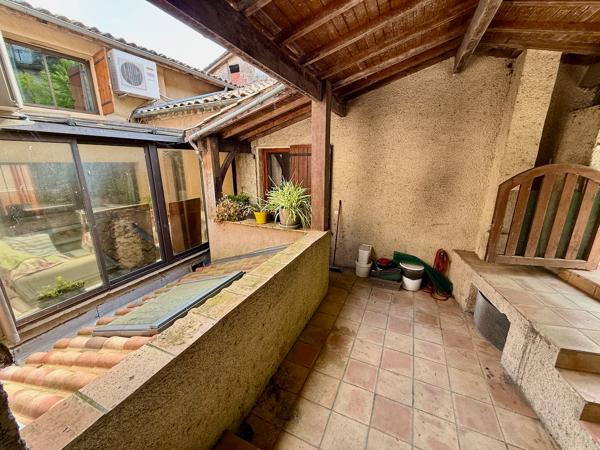 Immeuble de rapport. Vous cherchez un investissement locatif intéressant ? Cet immeuble est pour vous. Il est composé de 3 lots dont 2 loués. Le local en rez-de-chaussée est loué 300€ il mesure plus de 200m2, m'appartement en duplex est loué 450€ depuis , Cancon