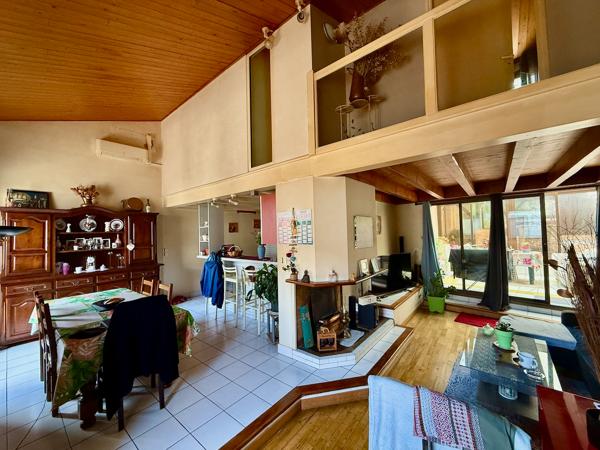 Immeuble de rapport. Vous cherchez un investissement locatif intéressant ? Cet immeuble est pour vous. Il est composé de 3 lots dont 2 loués. Le local en rez-de-chaussée est loué 300€ il mesure plus de 200m2, m'appartement en duplex est loué 450€ depuis , Cancon