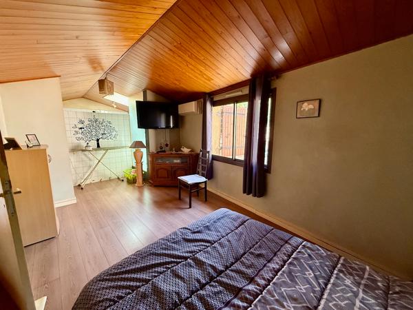 Immeuble de rapport. Vous cherchez un investissement locatif intéressant ? Cet immeuble est pour vous. Il est composé de 3 lots dont 2 loués. Le local en rez-de-chaussée est loué 300€ il mesure plus de 200m2, m'appartement en duplex est loué 450€ depuis , Cancon