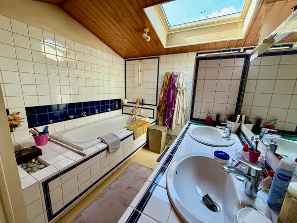 Immeuble de rapport. Vous cherchez un investissement locatif intéressant ? Cet immeuble est pour vous. Il est composé de 3 lots dont 2 loués. Le local en rez-de-chaussée est loué 300€ il mesure plus de 200m2, m'appartement en duplex est loué 450€ depuis , Cancon