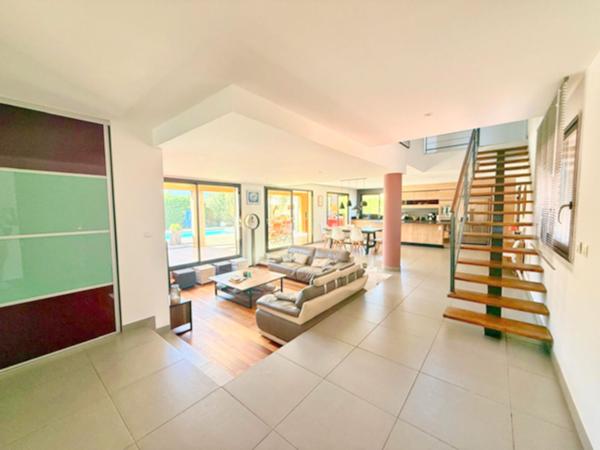 CORNEILLA LA RIVIERE : VILLA CONTEMPORAINE 6 PIECES - 192 M² EN 4 FACES AVEC JARDIN DE 900 M² AVEC PISCINE ET SANS VIS A VIS !