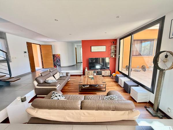 CORNEILLA LA RIVIERE : VILLA CONTEMPORAINE 6 PIECES - 192 M² EN 4 FACES AVEC JARDIN DE 900 M² AVEC PISCINE ET SANS VIS A VIS !