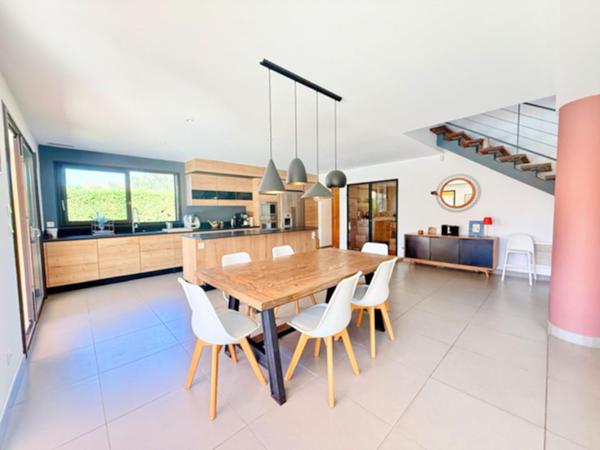 CORNEILLA LA RIVIERE : VILLA CONTEMPORAINE 6 PIECES - 192 M² EN 4 FACES AVEC JARDIN DE 900 M² AVEC PISCINE ET SANS VIS A VIS !