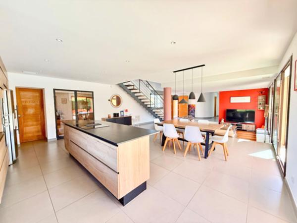 CORNEILLA LA RIVIERE : VILLA CONTEMPORAINE 6 PIECES - 192 M² EN 4 FACES AVEC JARDIN DE 900 M² AVEC PISCINE ET SANS VIS A VIS !