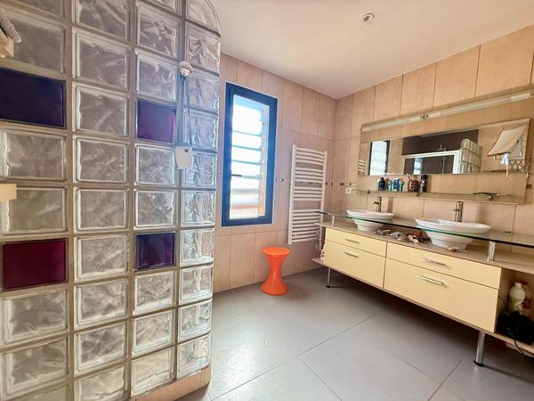 CORNEILLA LA RIVIERE : VILLA CONTEMPORAINE 6 PIECES - 192 M² EN 4 FACES AVEC JARDIN DE 900 M² AVEC PISCINE ET SANS VIS A VIS !