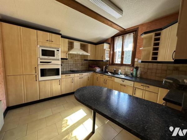 Maison 7 pièces de 158 m² composée de deux appartements avec 6 garages