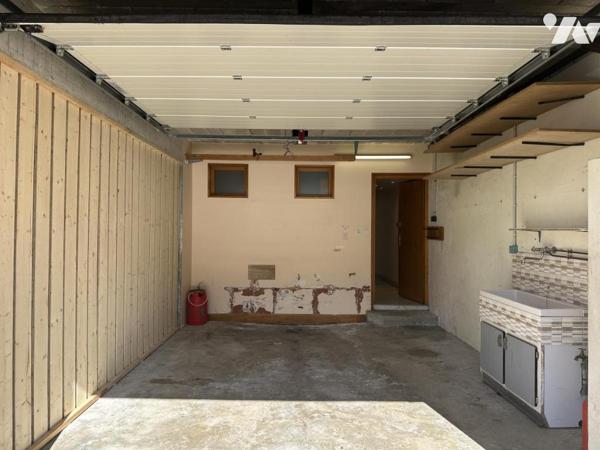 Maison 7 pièces de 158 m² composée de deux appartements avec 6 garages