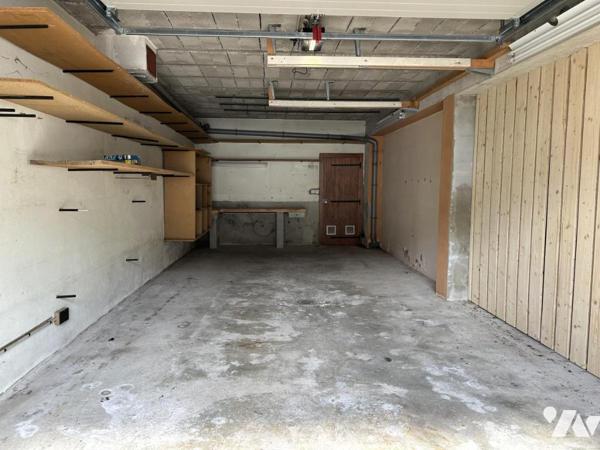 Maison 7 pièces de 158 m² composée de deux appartements avec 6 garages