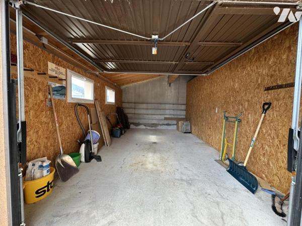 Maison 7 pièces de 158 m² composée de deux appartements avec 6 garages