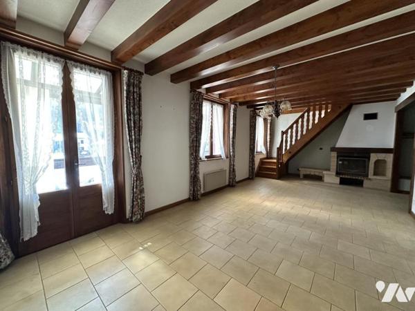 Maison 7 pièces de 158 m² composée de deux appartements avec 6 garages