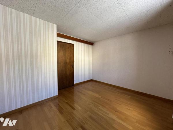 Maison 7 pièces de 158 m² composée de deux appartements avec 6 garages