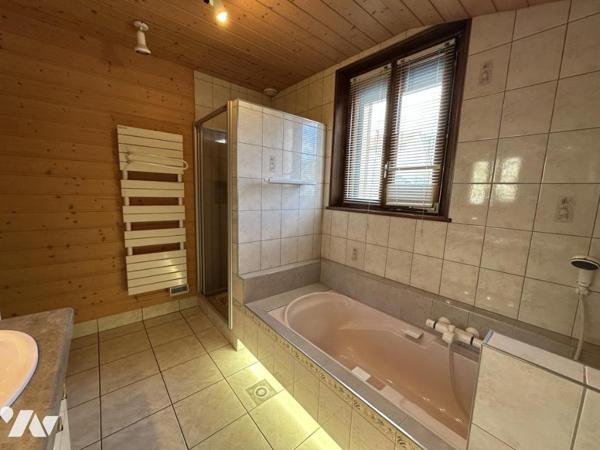 Maison 7 pièces de 158 m² composée de deux appartements avec 6 garages