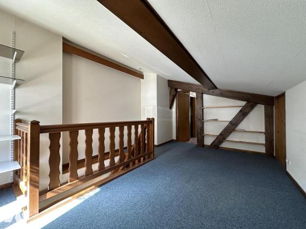 Maison 7 pièces de 158 m² composée de deux appartements avec 6 garages