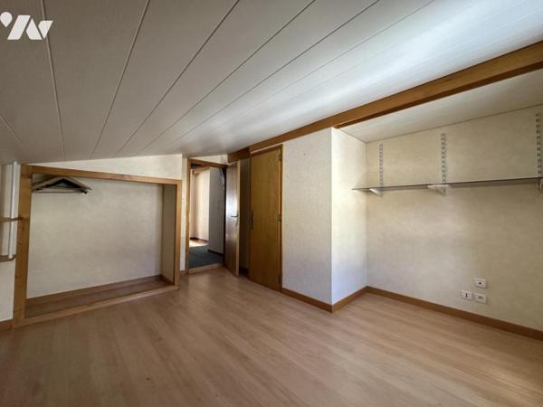 Maison 7 pièces de 158 m² composée de deux appartements avec 6 garages