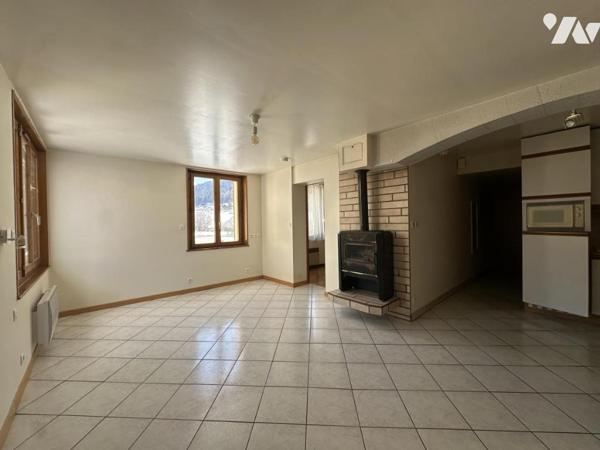 Maison 7 pièces de 158 m² composée de deux appartements avec 6 garages