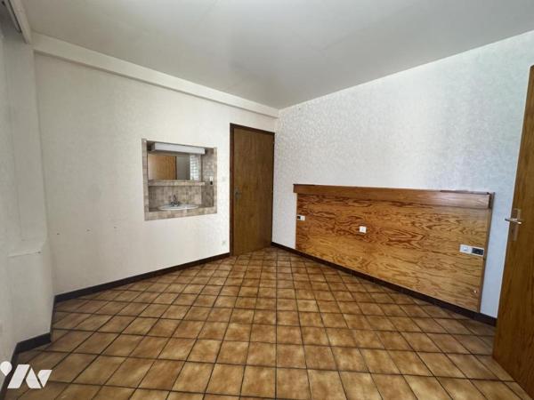 Maison 7 pièces de 158 m² composée de deux appartements avec 6 garages