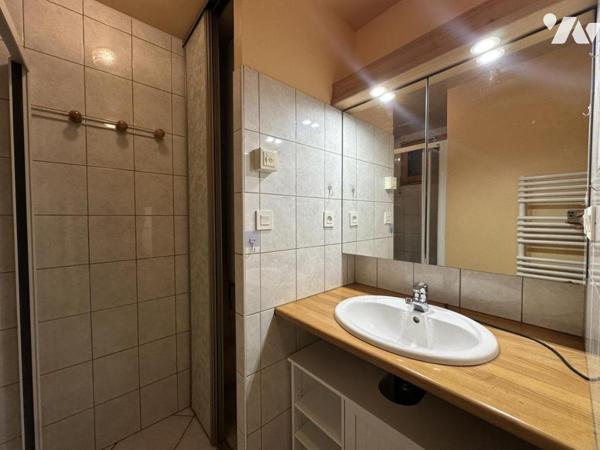 Maison 7 pièces de 158 m² composée de deux appartements avec 6 garages