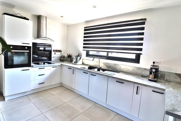 Villa  4 pièce(s) 102 m2 sur un terrain de 336m² avec piscine