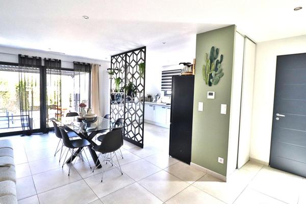 Villa  4 pièce(s) 102 m2 sur un terrain de 336m² avec piscine