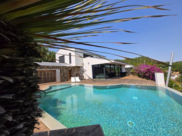 Hyères (83400) MAISON CONTEMPORAINE D'ARCHITECTE - CALME, CONFORT ET DESIGN - PARCELLE DETACHABLE DE 1500 m²